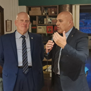 Borgomanero celebra i 35 anni de “I Miserabili”: il sindaco Bossi omaggia il gruppo di auto e moto storiche