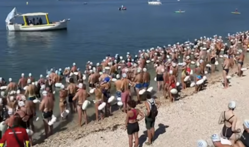 Quasi 1.200 nuotatori nel Lago Maggiore per le traversate tra Arona e Angera Quasi 1.200 nuotatori nel Lago Maggiore per le traversate tra Arona e Angera