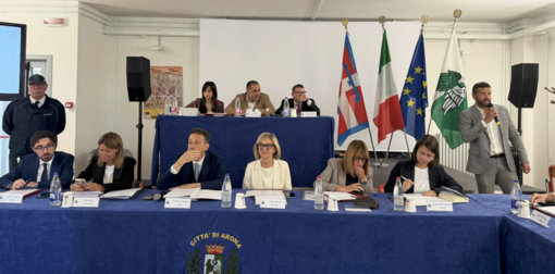 Ad Arona il primo Consiglio comunale nella scuola: il Comune entra al Liceo Fermi