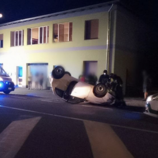 Auto si ribalta a Sologno