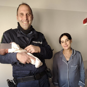 Novara, genitori bloccati nel traffico e scortati dalla polizia locale: il piccolo nasce in auto