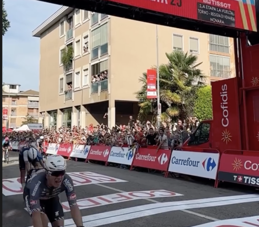 Vuelta, Philipsen vince la tappa di Novara e conquista la maglia rossa