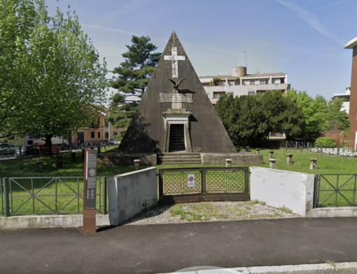 ExpoRisorgimento, vandalizzata la Piramide Ossario: "Grave sfregio al patrimonio storico della città"
