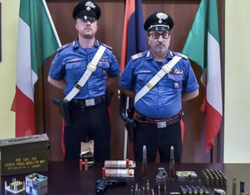 Fucile artigianale, bomba a mano e munizioni in casa: arrestato un 57enne