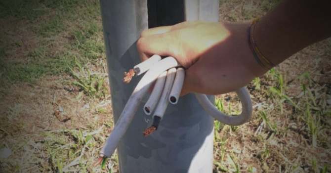 Trecate, rubati componenti da un palo della luce: via Novara resta al buio