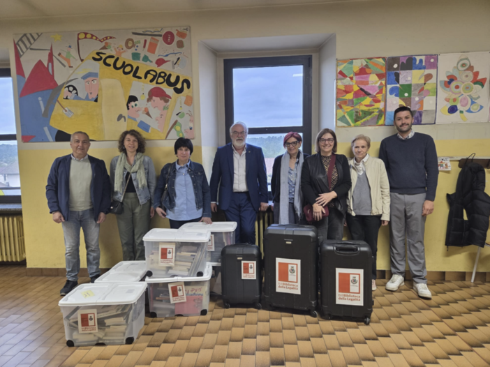 Fontaneto d’Agogna riceve la prima Valigia Bill: la lettura diventa strumento di legalità
