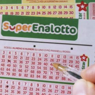 SuperEnalotto fortunato a Gozzano: centrato un “5” da oltre 42 mila euro