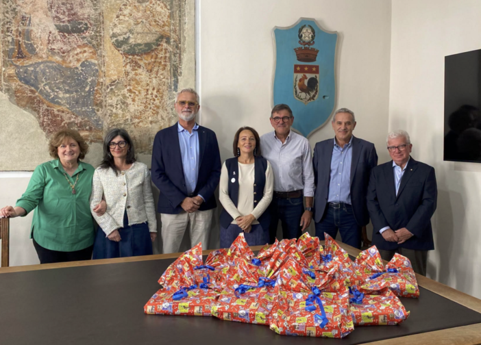 Galliate, il Rotary Val Ticino dona materiale scolastico alle famiglie in difficoltà Galliate, il Rotary Val Ticino dona materiale scolastico alle famiglie in difficoltà