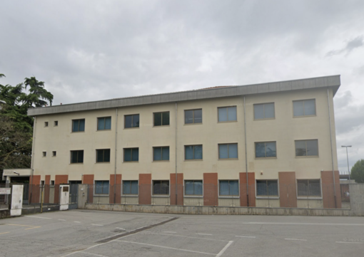 Aule ancora fredde al Bonfantini, studenti restano fuori da scuola