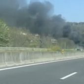 Auto in fiamme sull'A26: code tra Meina e Carpugnino VIDEO
