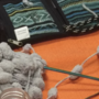 Knitting’s Room: un intreccio di fili, storie e solidarietà ad Arona
