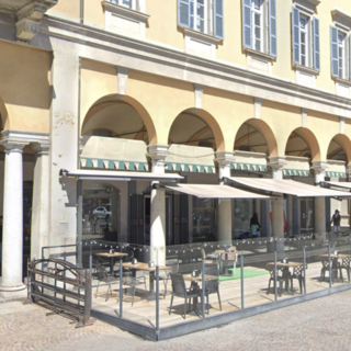 Novara, chiude lo storico Bar Borsa in piazza Martiri