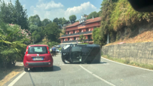 Auto si ribalta a Pettenasco, traffico rallentato in via Crabbia Auto si ribalta a Pettenasco, traffico rallentato in via Crabbia
