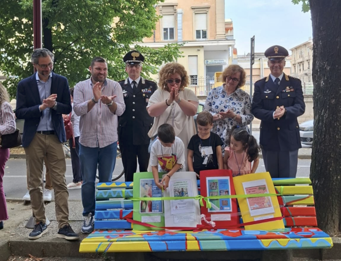 A Novara nascono le “Panchine della Costituzione”: i ragazzi insegnano cittadinanza e legalità A Novara nascono le “Panchine della Costituzione”: i ragazzi insegnano cittadinanza e legalità