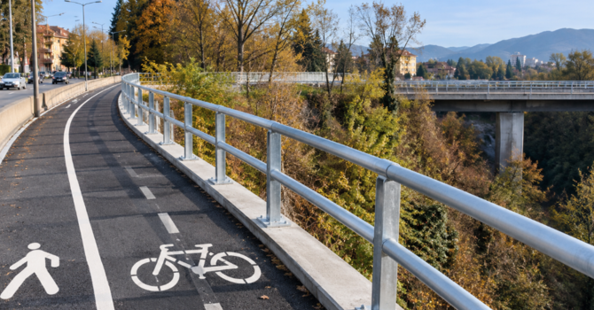 Novara: nuovo guard rail per la pista ciclopedonale di viale Monte Rosa