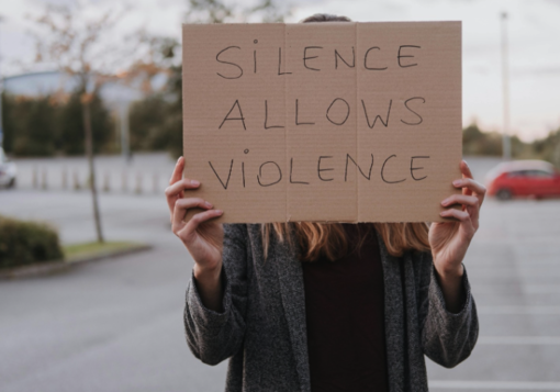 A Galliate “Mai più, Esercizi di resistenza al dolore”: parole e musica contro la violenza sulle donne