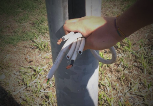 Trecate, rubati componenti da un palo della luce: via Novara resta al buio Trecate, rubati componenti da un palo della luce: via Novara resta al buio