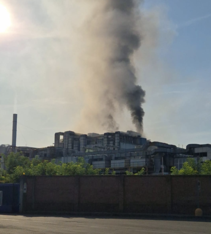 Paura alla Memc di Novara: incendio a un trasformatore, si alza una densa colonna di fumo