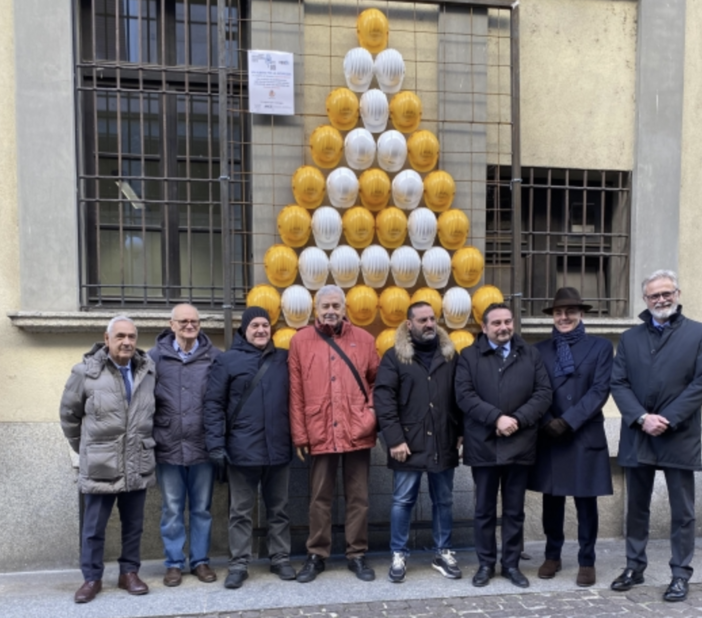 Davanti a Palazzo Cabrino l’Albero di Ance e Anmil Davanti a Palazzo Cabrino l’Albero di Ance e Anmil