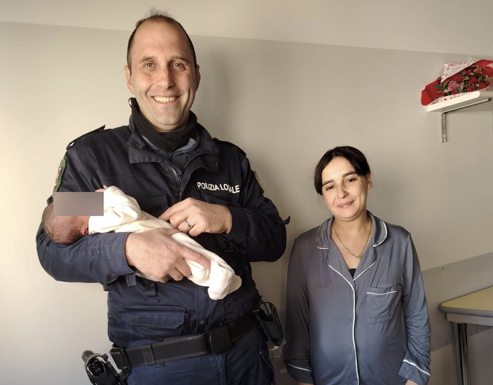 Novara, genitori bloccati nel traffico e scortati dalla polizia locale: il piccolo nasce in auto Novara, genitori bloccati nel traffico e scortati dalla polizia locale: il piccolo nasce in auto