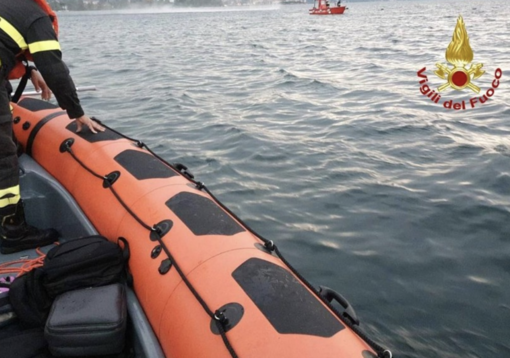 Lago Maggiore, barca a vela capovolta: 20 persone in salvo ma si cercano dispersi VIDEO