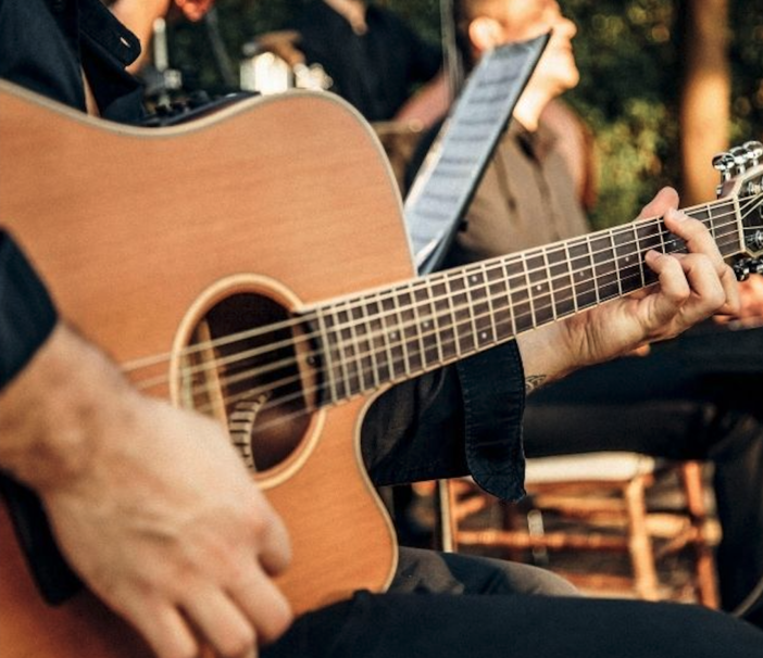 Riapre il Parco “G. Sibilia” di Castelletto Sopra Ticino: musica d’autore e convivialità per inaugurare le serate estive