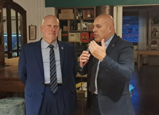 Borgomanero celebra i 35 anni de “I Miserabili”: il sindaco Bossi omaggia il gruppo di auto e moto storiche Borgomanero celebra i 35 anni de “I Miserabili”: il sindaco Bossi omaggia il gruppo di auto e moto storiche