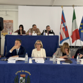 Ad Arona il primo Consiglio comunale nella scuola: il Comune entra al Liceo Fermi Ad Arona il primo Consiglio comunale nella scuola: il Comune entra al Liceo Fermi