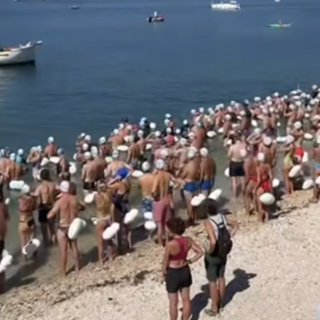 Quasi 1.200 nuotatori nel Lago Maggiore per le traversate tra Arona e Angera