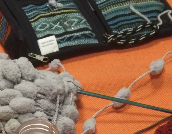 Knitting’s Room: un intreccio di fili, storie e solidarietà ad Arona