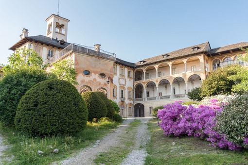 “Riflessi Multiculturali sul Lago”: l’arte come ponte di pace a Villa Nigra