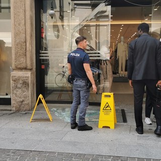 Furto con &quot;spettacolo&quot; poco dopo le 12,30 allo store di Zara in via Rosselli a pochi metri dal municipio.