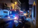 Incendio in un palazzo a Novara, evacuati con l’autoscala i residenti dei piani alti Incendio in un palazzo a Novara, evacuati con l’autoscala i residenti dei piani alti