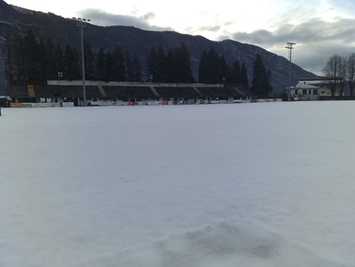 La neve e il giaccio fermano i campionati di calcio