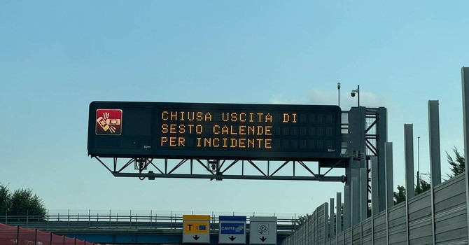 Tragedia sull'A26: auto contro lo spartitraffico, una vittima Tragedia sull'A26: auto contro lo spartitraffico, una vittima