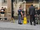 Furto con "spettacolo" poco dopo le 12,30 allo store di Zara in via Rosselli a pochi metri dal municipio. Furto con "spettacolo" poco dopo le 12,30 allo store di Zara in via Rosselli a pochi metri dal municipio.