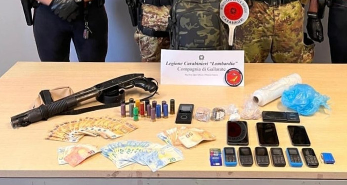 Il materiale sequestrato dai carabinieri Il materiale sequestrato dai carabinieri