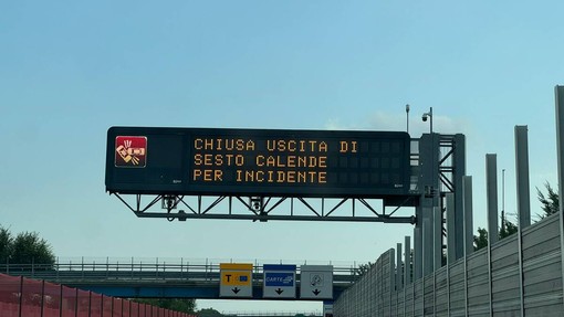Tragedia sull'A26: auto contro lo spartitraffico, una vittima Tragedia sull'A26: auto contro lo spartitraffico, una vittima