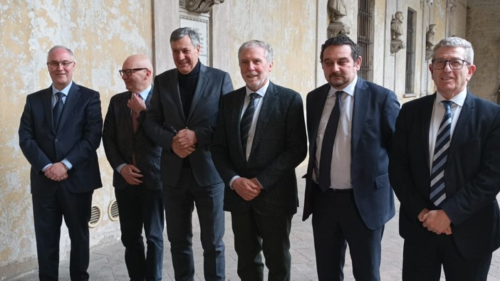 da destra Gianfranco Zulian direttore generale dell’ospedale, il sindaco Alessandro Canelli, il rettore Gian Carlo Avanzi, l’assessore Luigi Icardi, il direttore generale della sanità regionale Mario Minola, il responsabile del protocollo legalità Maurilio Liore da destra Gianfranco Zulian direttore generale dell’ospedale, il sindaco Alessandro Canelli, il rettore Gian Carlo Avanzi, l’assessore Luigi Icardi, il direttore generale della sanità regionale Mario Minola, il responsabile del protocollo legalità Maurilio Liore
