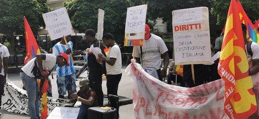 Presidio davanti alla Prefettura: immigrati e richiedenti asilo chiedono diritti e tempi certi