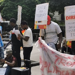 Presidio davanti alla Prefettura: immigrati e richiedenti asilo chiedono diritti e tempi certi