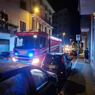 Incendio in un palazzo a Novara, evacuati con l’autoscala i residenti dei piani alti