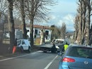 Perde il controllo dell’auto e finisce contro un albero a Borgo Ticino