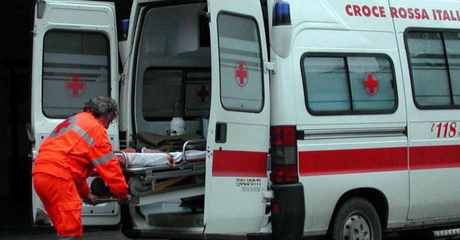 Auto finisce fuori strada sulla A4 a Vicolungo: grave una 44enne Auto finisce fuori strada sulla A4 a Vicolungo: grave una 44enne