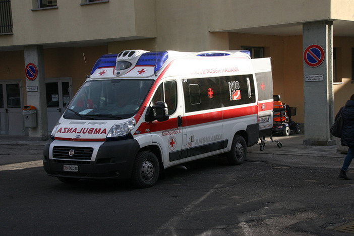 Incidente a Castellazzo: un 19enne si ribalta in auto