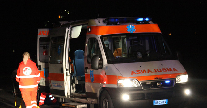 Non riesce a contattare il padre e lo rintraccia con il Gps: anziano trovato morto a Gravellona Toce