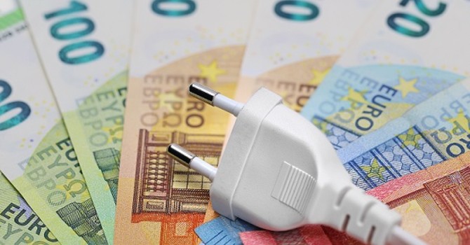 Crisi nel Golfo, +1,8 miliardi in sei mesi la spesa per luce e gas delle famiglie italiane Crisi nel Golfo, +1,8 miliardi in sei mesi la spesa per luce e gas delle famiglie italiane