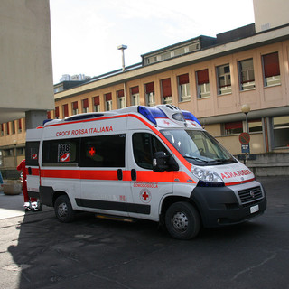 Incidente in viale Volta a Novara: moto contro auto, ferito il motociclista