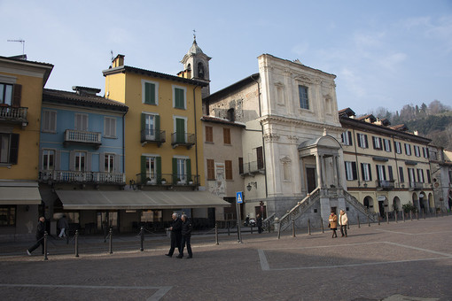 Lorenzo Franzetti presenta Casciaball: storie di lago e memoria alla Mondadori di Arona