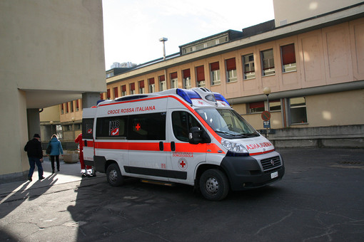 Incidente in viale Volta a Novara: moto contro auto, ferito il motociclista